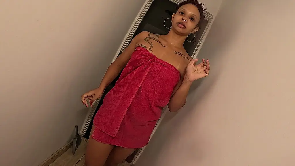 sua estreia foi com o marido e ela coloca a gaiola de castidade nele - vivian fernandes