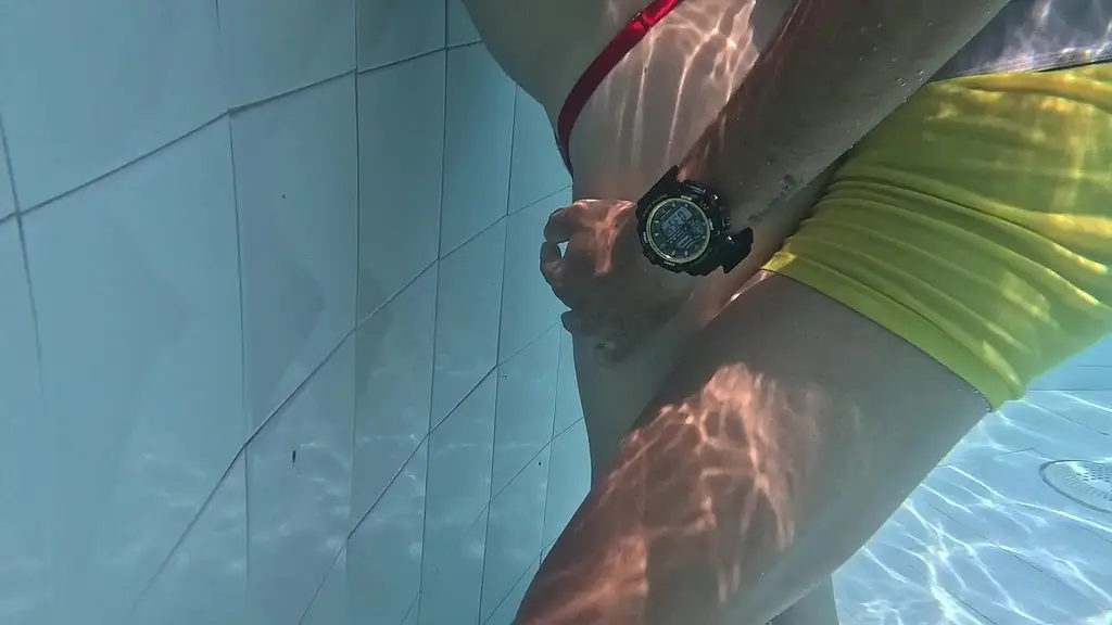 flaca cachonda es follada en al piscina a plena luz del dia