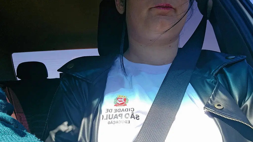 aluna pega carona com professor e negocia as notas de um jeito proibido