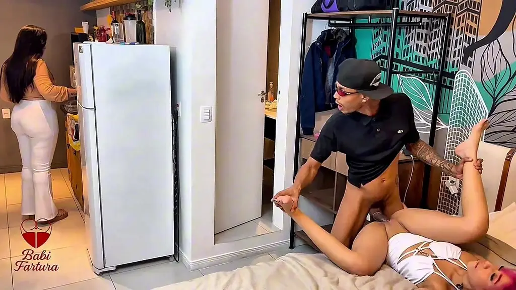 meu marido me fazendo de corna, comendo minha amiga escondido, quase que do meu lado, cheiro e barulho de sexo fez eu pegar no flagra