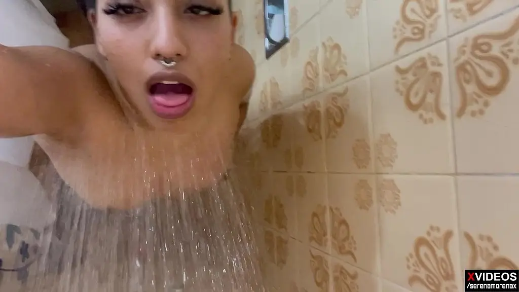 jugando en la ducha con espuma y saliva