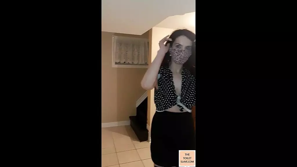 Видья писает на раба-мужчину в туалете