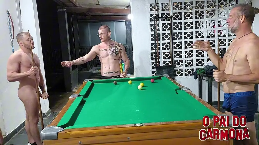 4 heteros jogando bilhar pelados