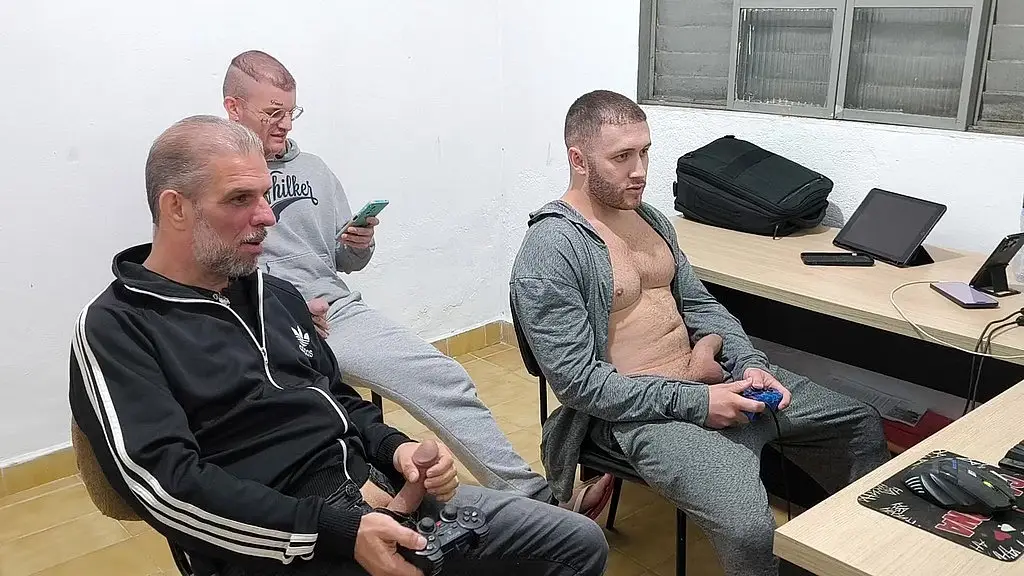 sr carmona, carmona e victor ferraz jogando pelados