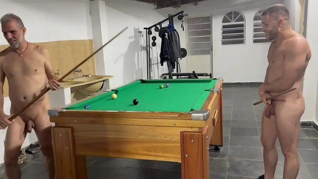 eu e o sr carmona jogando a bola no buraco juntos. podemos fazer isso com voce tambem?