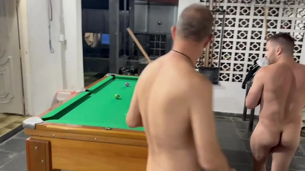 sr carmona e victor ferraz jogando bilhar pelados