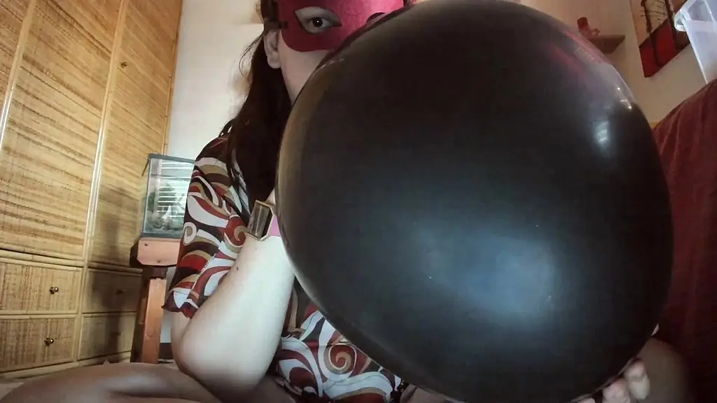 black latex shine: nicoletta’s sensual game with the giant black balloon