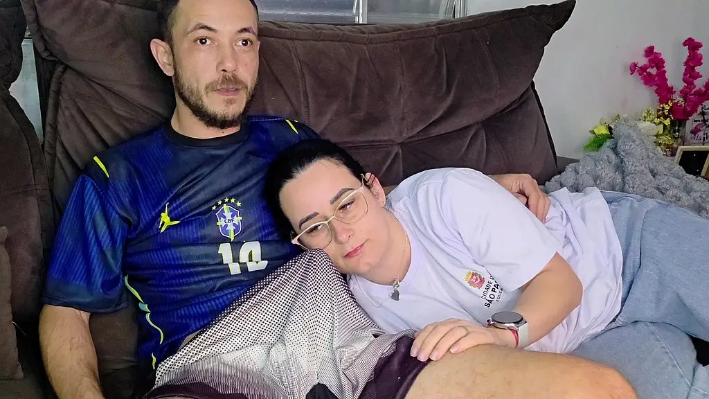 stepsister e seduzida pelo meio-irmao enquanto assiste ao jogo do brasil