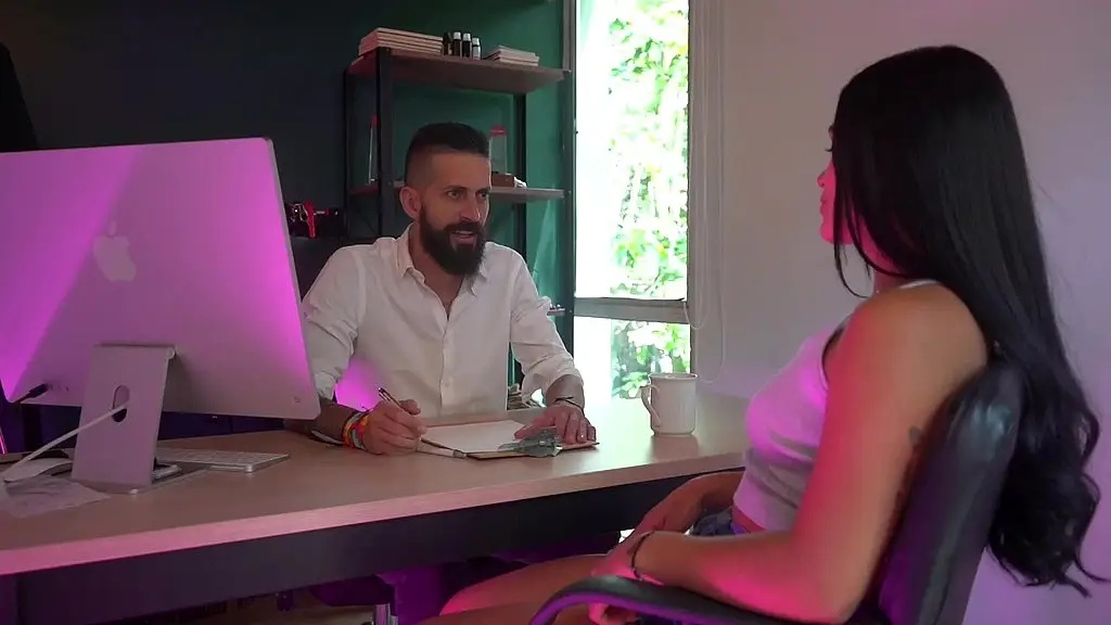 latina contrata servicio de masaje