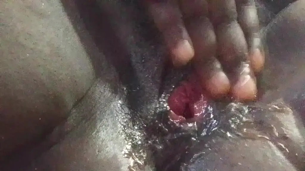 ebony masturbating her wet pussy