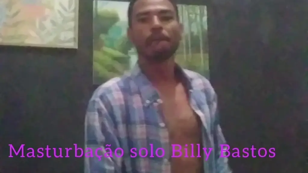 moreno gostoso e pauzudo se masturbando no quarto