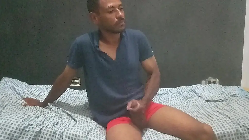 homem negro dotado se masturbando e sensualizando