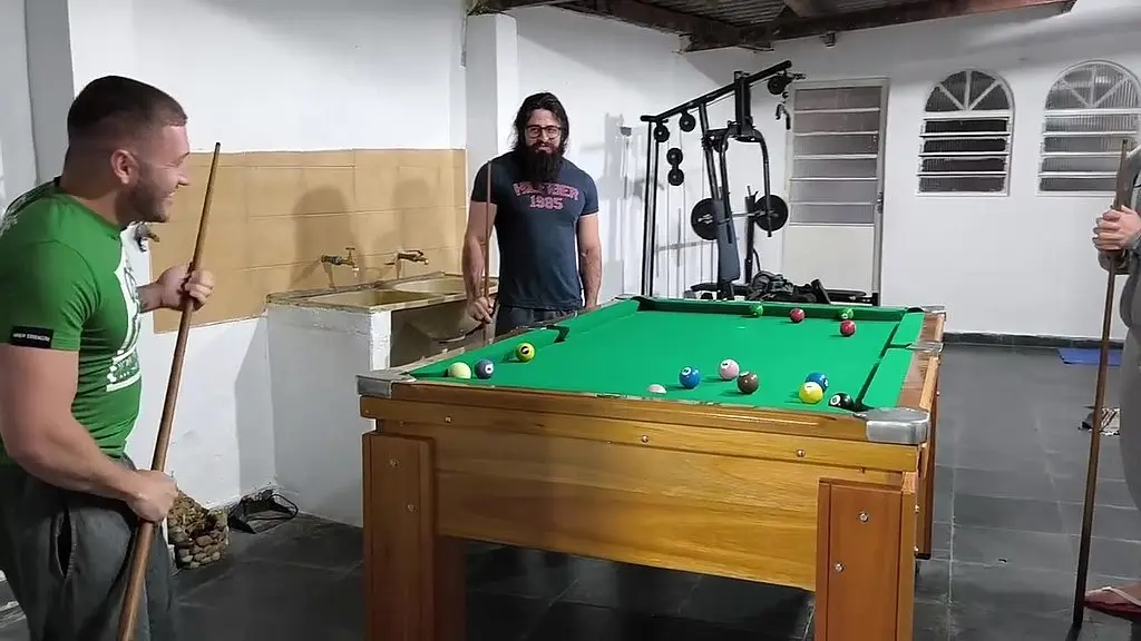 eu, o carmona, o padrasto do carmona e o viking de taubate comecamos numa partida de sinuca... mas, no fim do jogo, alguem acabou levando em um buraco diferente. quem sera? confira o video completo p