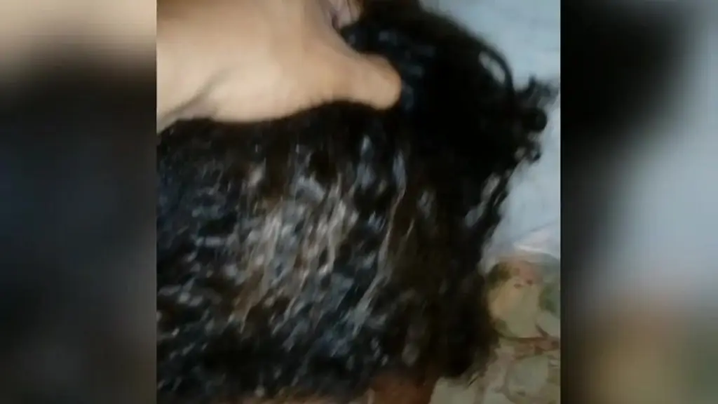 safada novinha fez garganta profunda, engasgou desesperada pelo pauzao do amigo.