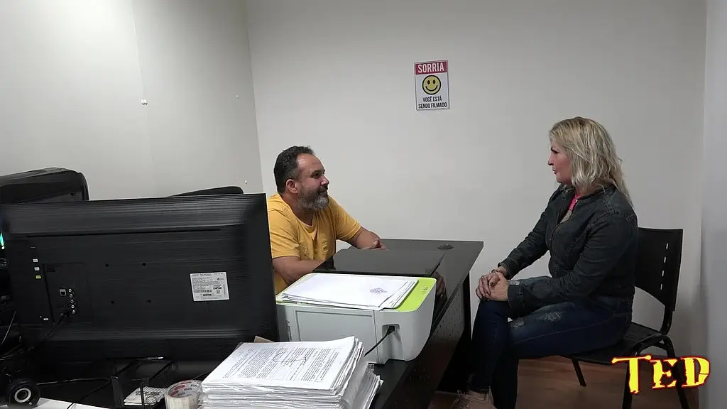 diretor recebe uma milf querendo ser atriz e enfia o ferro no teste do sofa - kelly castro