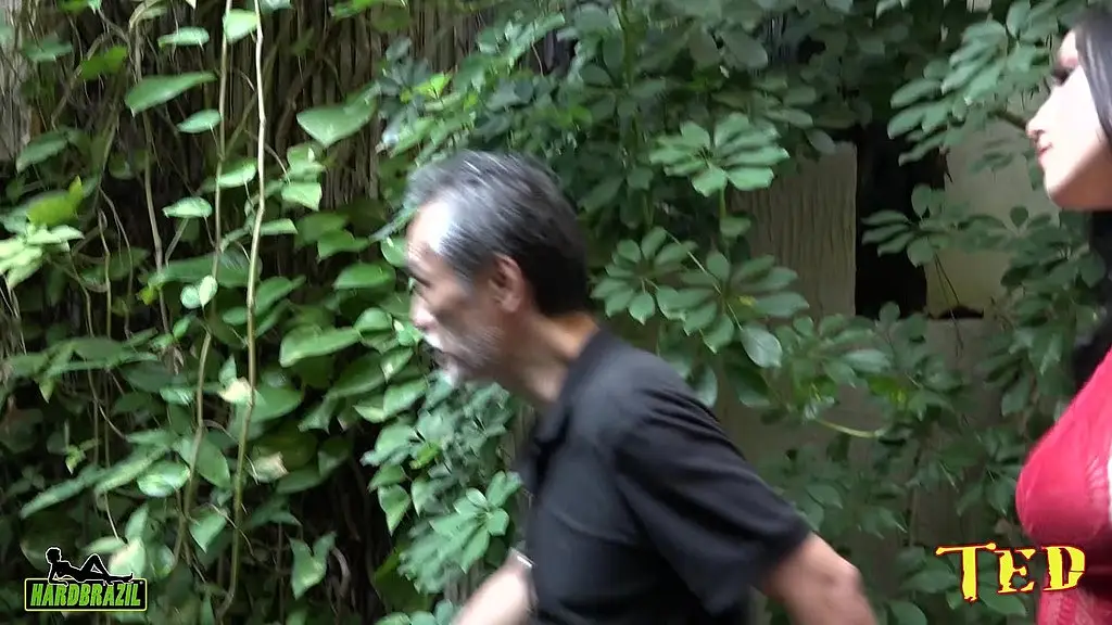 a gestante nao satisfeita com o marido japones da em cima do piscineiro e fode sem camisinha e leva uma gozada dentro - alicia weller