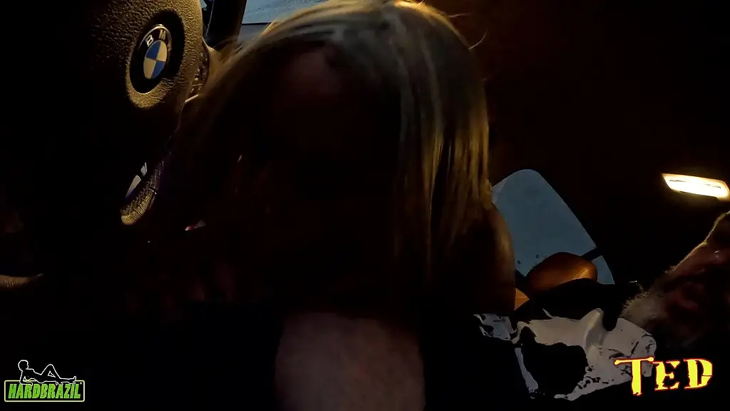 uma rapidinha com a fofinha do rabo gigante dentro do carro na rua - sabrina strong