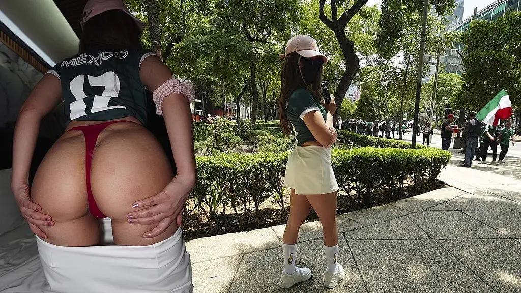 me corro dos veces en una influencer aficionada, coge con fan por dinero en el ecuador vs mexico!! gran culo dando de sentones!! eyaculando dentro de su rica vagina en el mundial!!