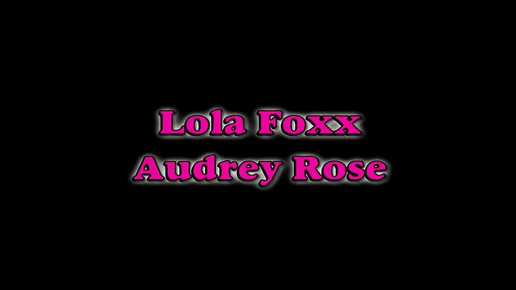 lola foxx fingers audrey rose in lingerie and heels
