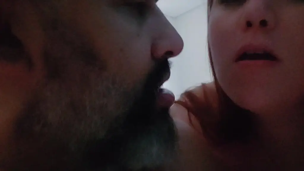 cuckquean leva o marido no motel com pra transar com um casal