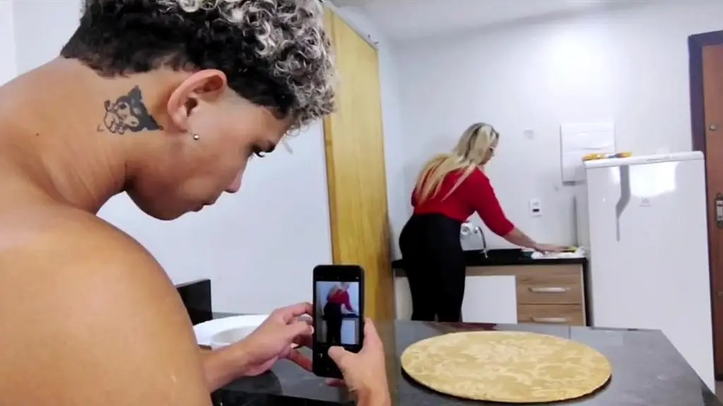 madrasta preparando a rosquinha para entiado comer enquanto o safadao faz um video dela