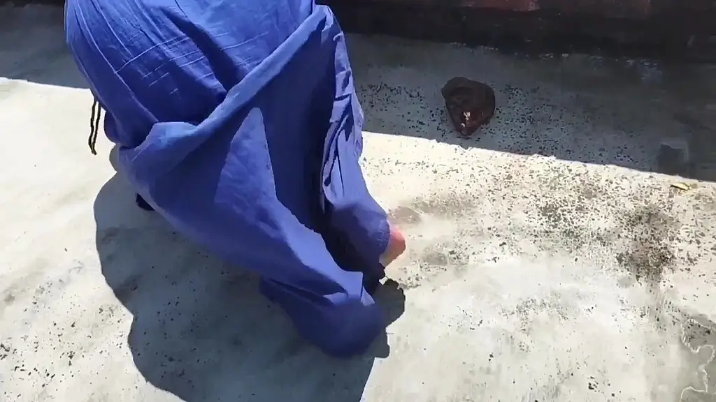 indian village pissing outdoor
