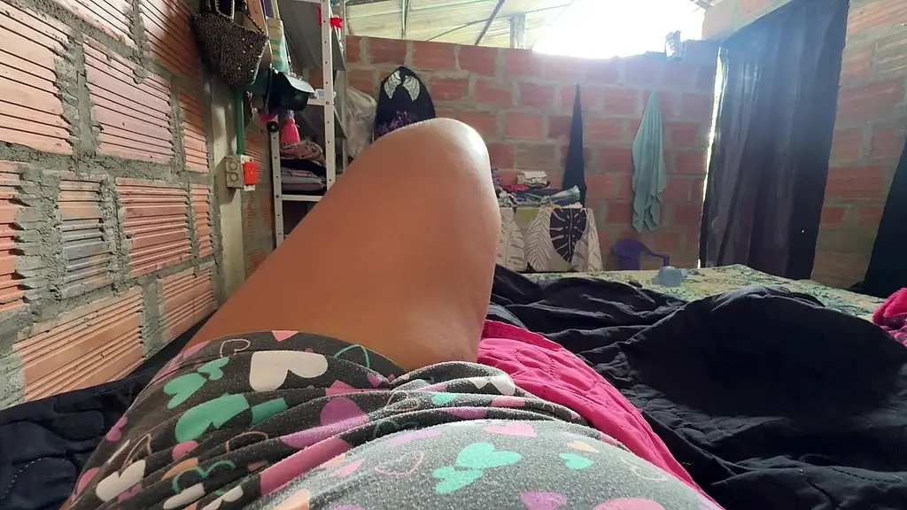 esperando que mi hermanastro llegue y me folle mi cono mojado