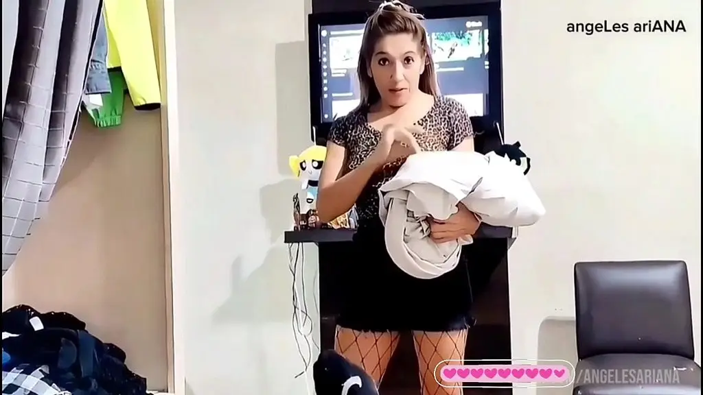 madrastra consuela a su hijastro dotado, que quedo sin novia .hasta el facial