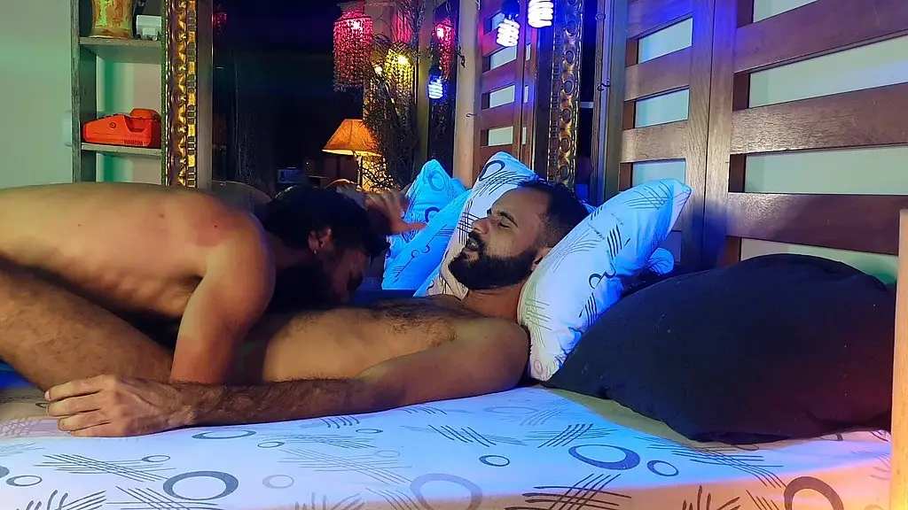 que foda gostosa com tres machos peludos se chupando