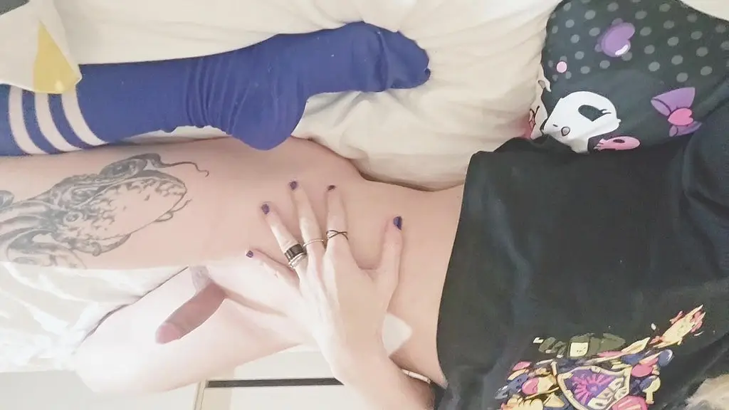 femboy gostoso dorian drake mete no seu cu apertado enquanto bate uma e engole toda a porra dele mesmo