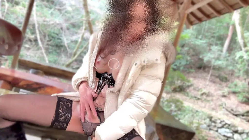 日本のフェムボーイが山道の小屋でオナニーする