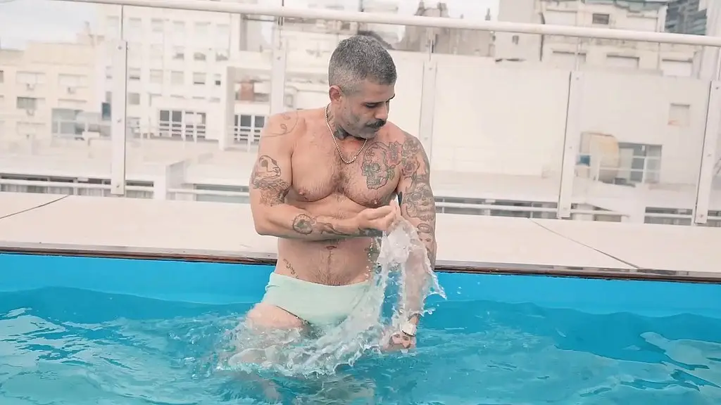 daddy brasileno xl usa mi agujero en su cuarto hasta llenar mi culo de leche!!