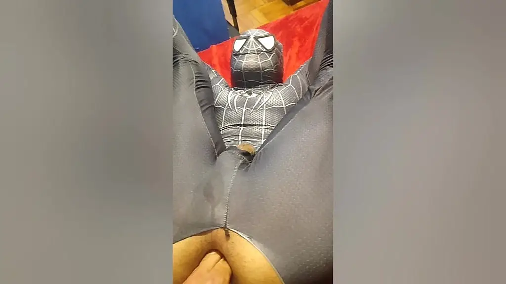 homem aranha sendo macetado