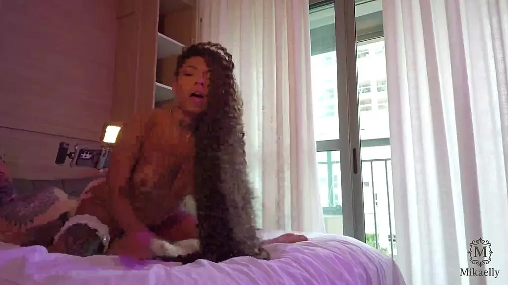brazilian girl vai na casa do tatuador dela e nao aguenta de tesao quando ele mostra o pauzao dele...ele fode ela gostoso e goza dentro da bucetinha dela.