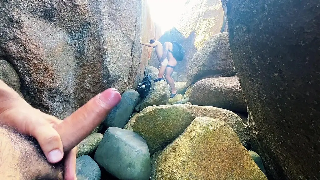 twink novinho levando rola de dois turistas na praia de nudismo em florianopolis