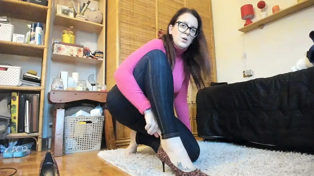 high heel destruction: nicoletta, scissors & the shredding of high heels
