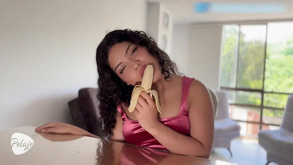 ashley amber, wants to show off her blowjob skills to attract a porn actor who wants to fuck her for free