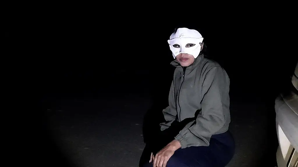 profissional do sexo anal na rua ganhando seu dinheirinho