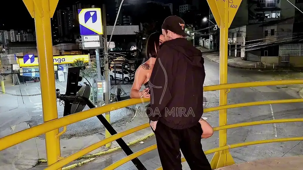 fodendo com um pauzudo na ponte com todo mundo olhando - adoro foder em publico