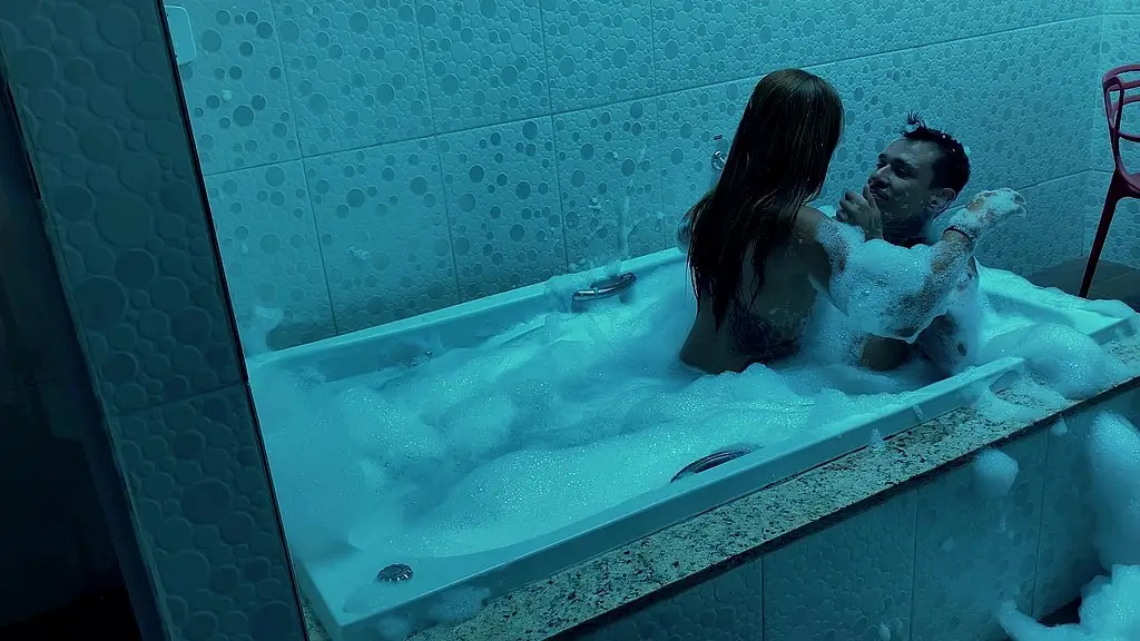 transei com a novinha na cama e depois dentro da banheira, dei uma banho de porra nela - ktal