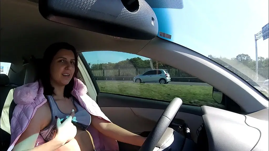 safada motrando os seios para o frentistas em canoas