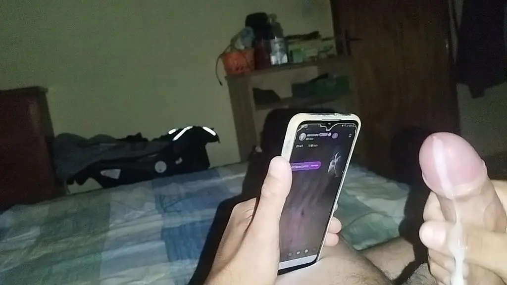 me pajeo con el cel en la mano