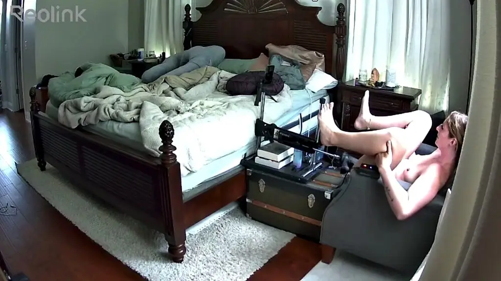 cam catches milf taking huge bbc