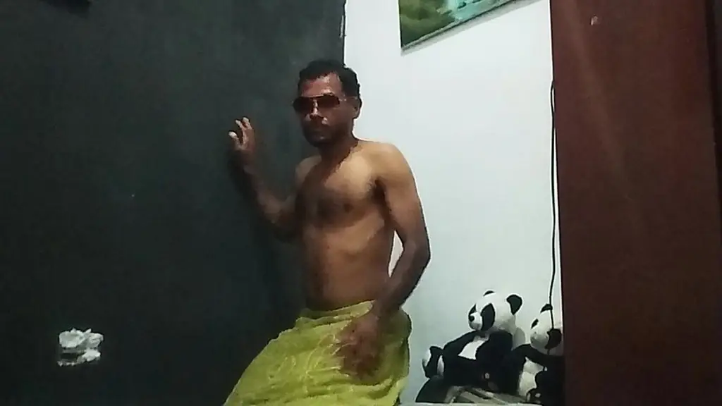 homem sozinho no quarto e masturbacao