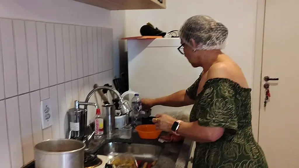 vovozinha safada mostrando sua bunda branca linda
