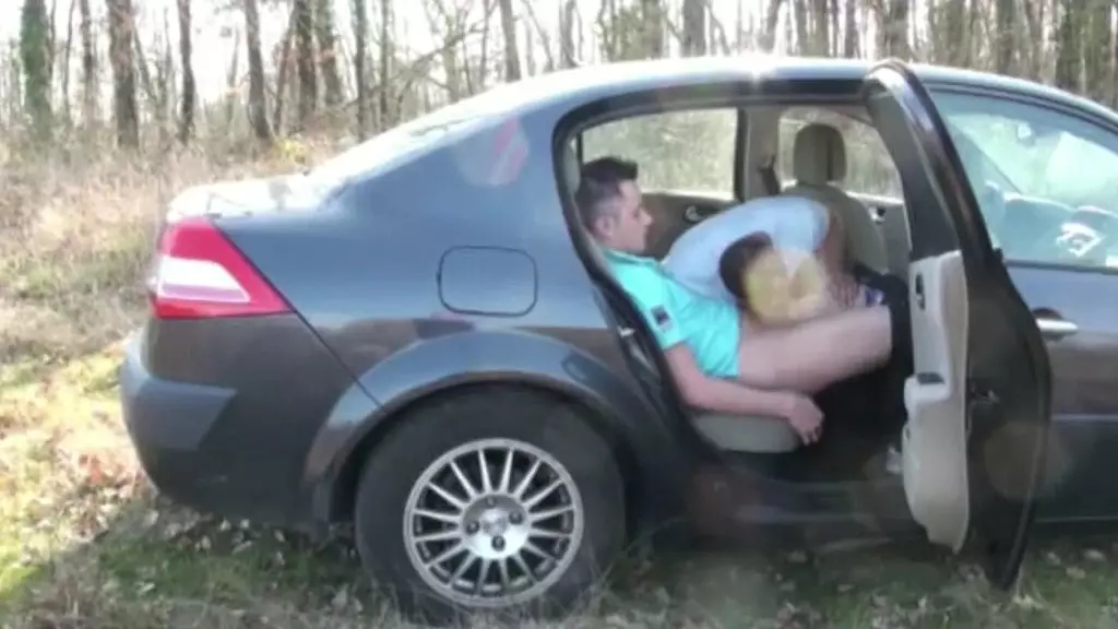 3 гея сосут член у своего друга в машине на улице