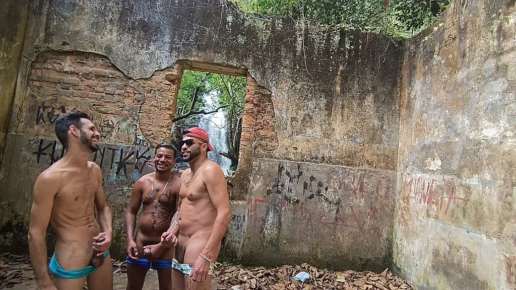 pescadores dao uma pausa pra descansar e acabam trepando na frente da cachoeira