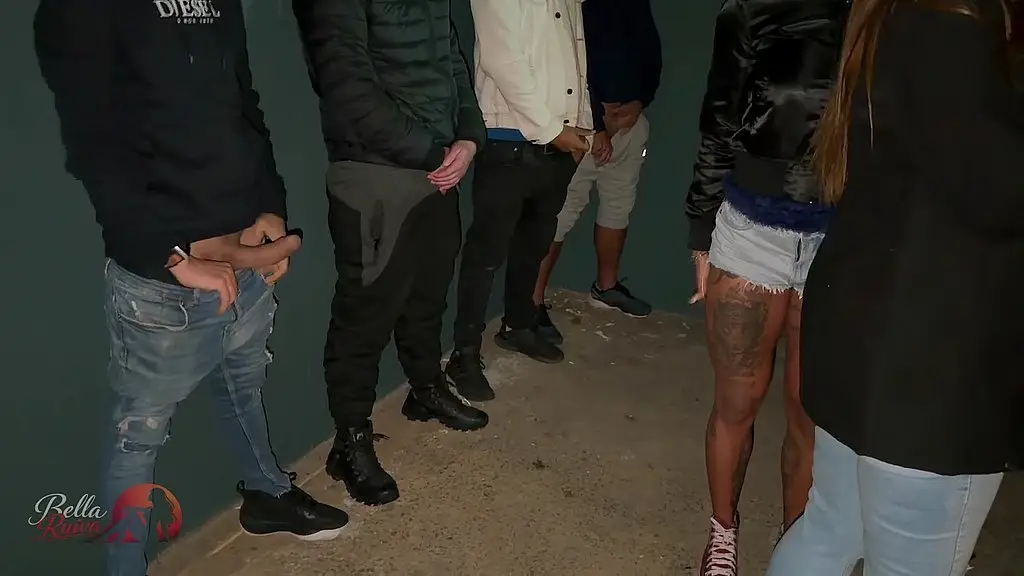 marido leva a esposa pra foder com 4 caras dentro do posto br - dois cornos levam suas esposas pra foderem com varios caras no posto br e todo mundo olhando