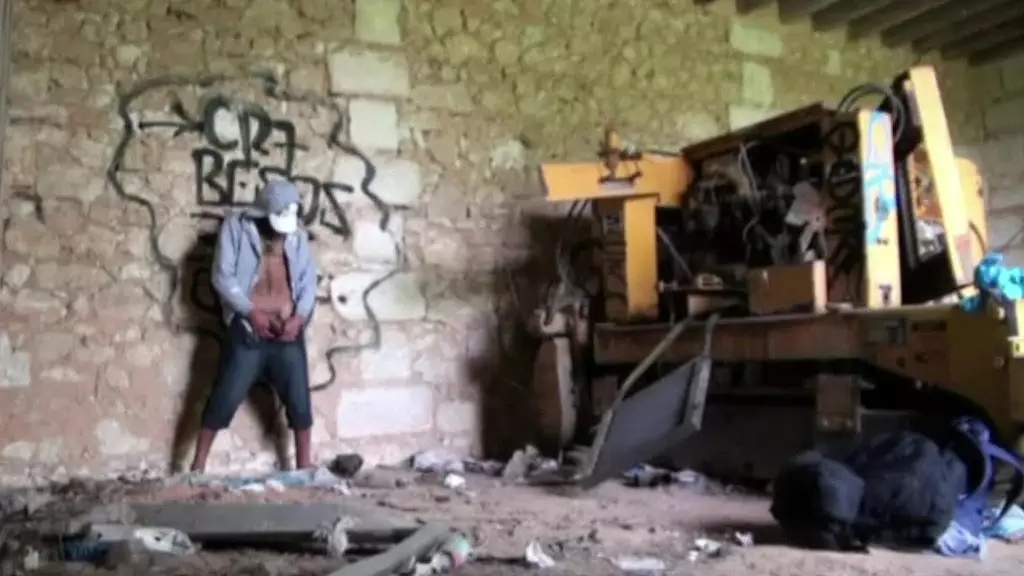 3 сексуальных парня прямо мастурбируют друг друга