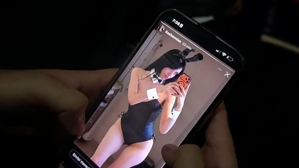 my friend s girlfriend keeps posting photos like that, she wants me to fuck her (completo)